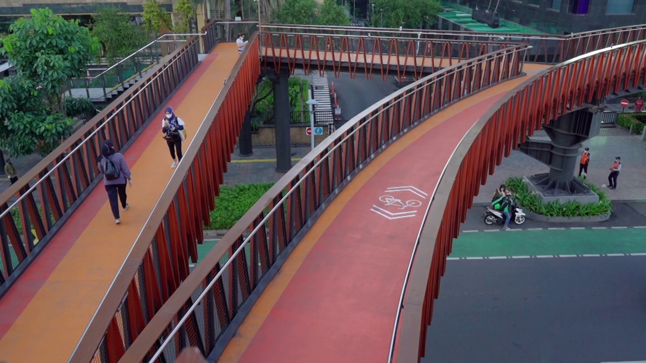 亚洲大城市的高架人行道视频素材