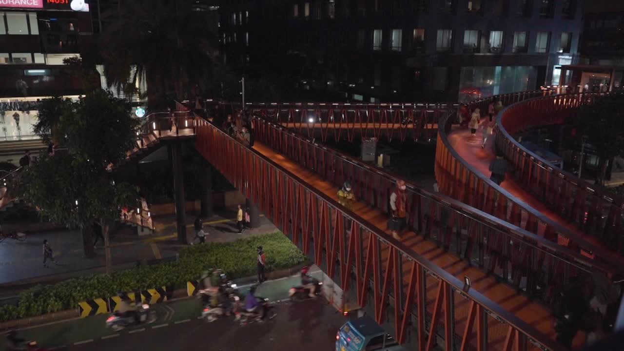 亚洲大城市的高架人行道视频素材
