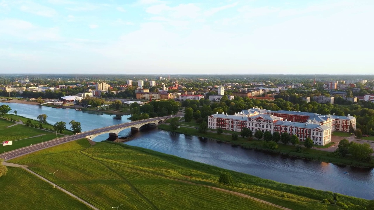 拉脱维亚耶尔加瓦市全景鸟瞰图，日落时的Zemgale。列卢普河大桥。视频素材