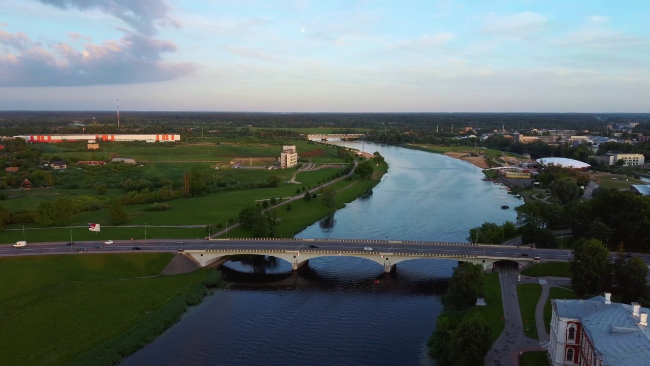 拉脱维亚耶尔加瓦市全景鸟瞰图，日落时的Zemgale。列卢普河大桥。视频素材
