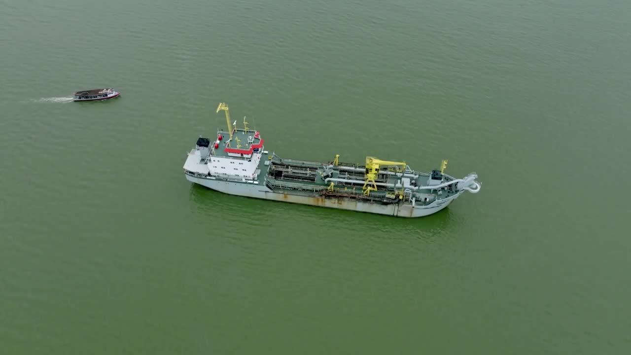 停泊在海中央用于运输的装有起重机的大型船只视频素材