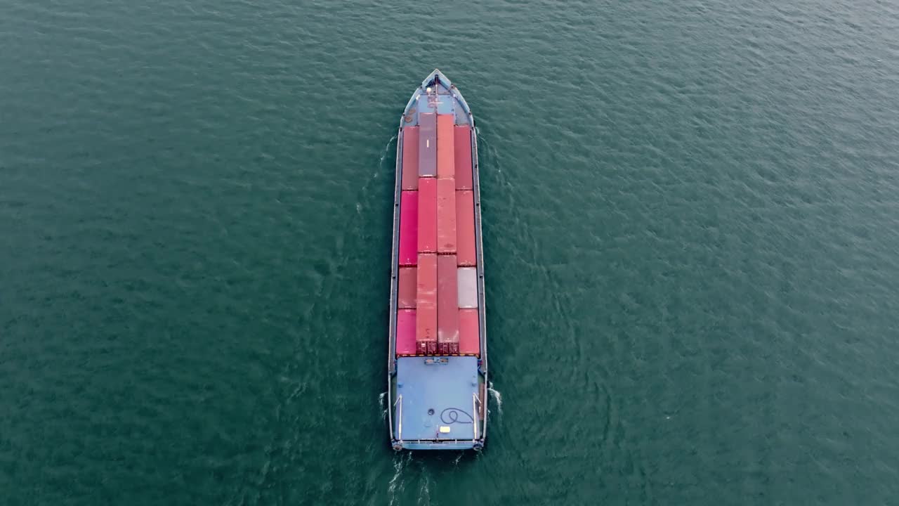 内河运输集装箱的驳船，鸟瞰图。视频素材