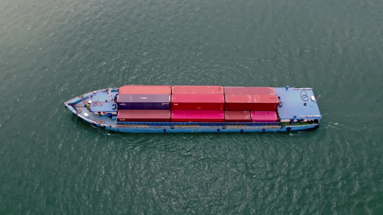 内河运输集装箱的驳船，鸟瞰图。视频素材