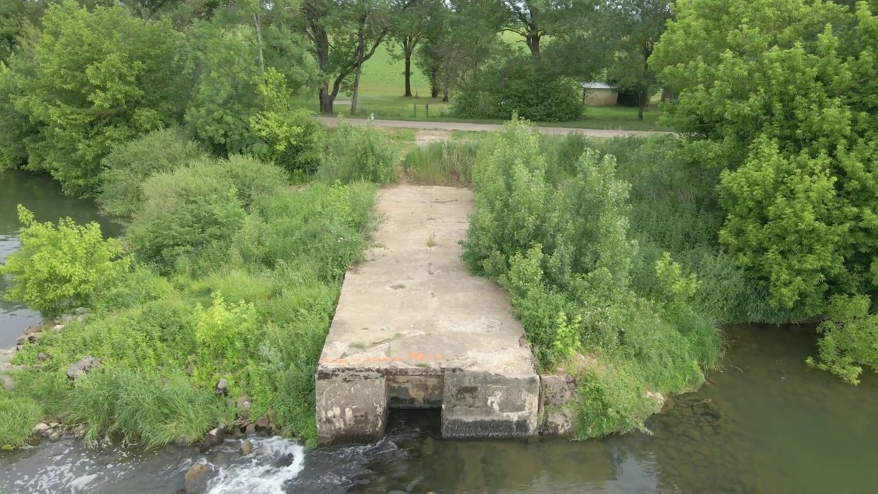 Saône上一座旧锁桥的遗迹。视频素材