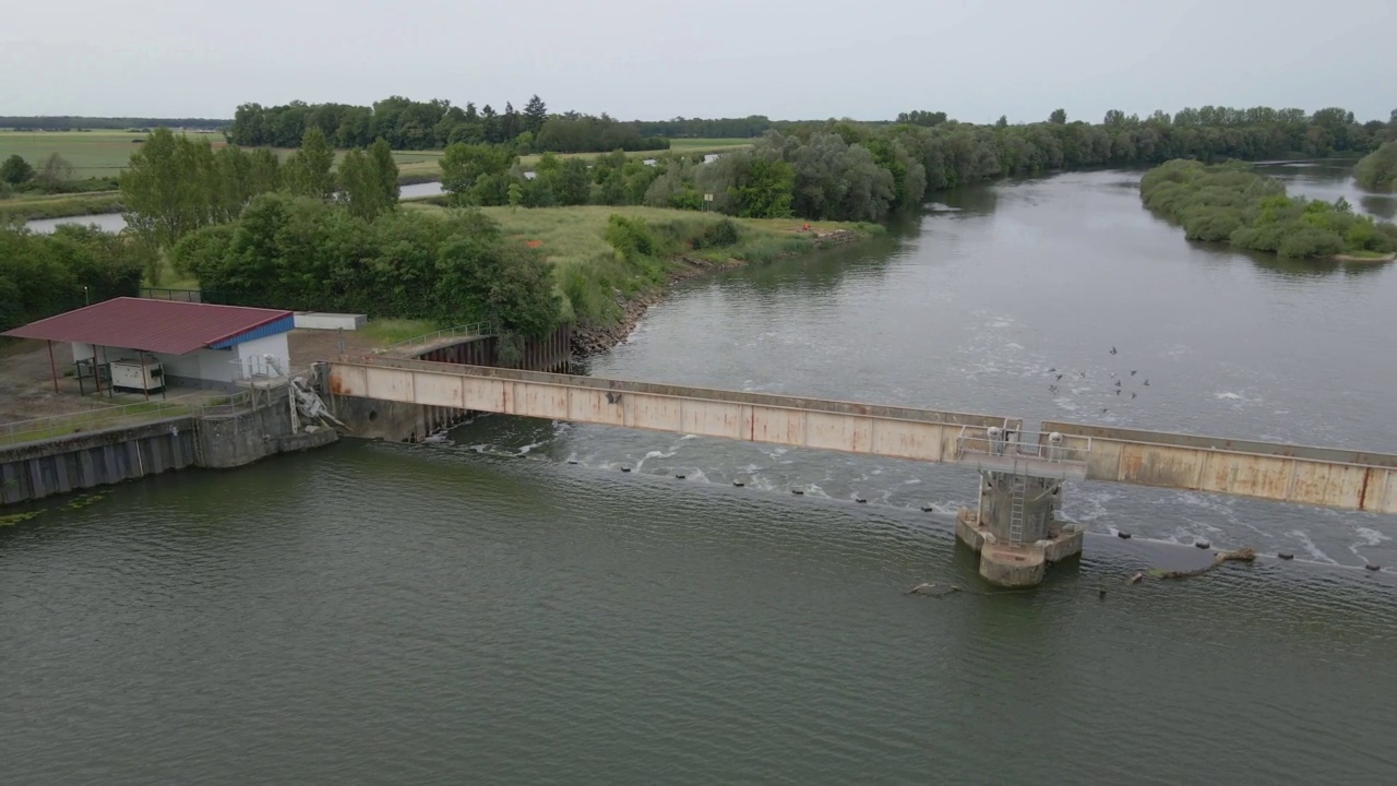 河上的水坝Saône，勃艮第，法国视频素材