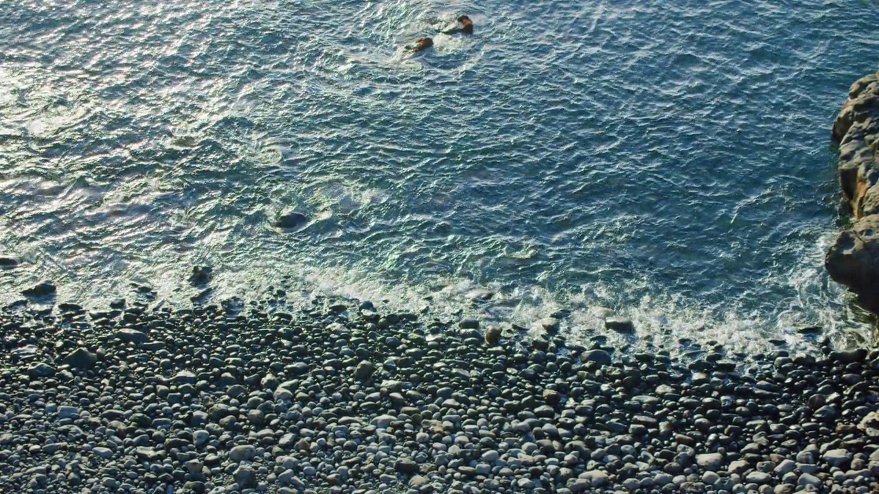 宁静的海景，岩石嶙峋的火山海滩，黑色的石头，特内里费岛。日落。没有人。视频素材