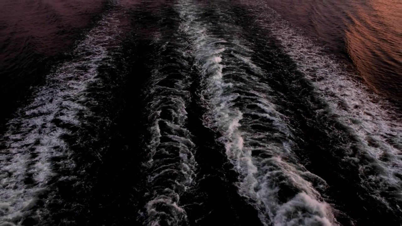 航行中的船在水面上的路径。海面上明亮的日落。视频素材