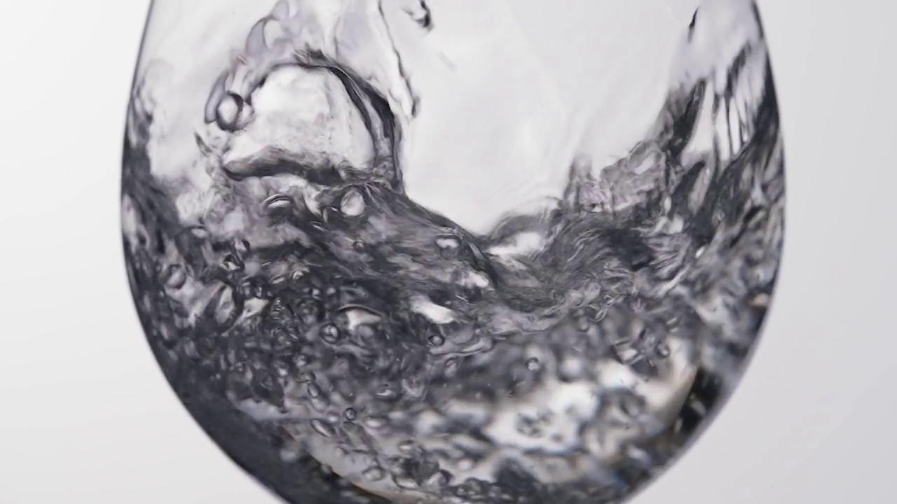 纯净水倒入玻璃杯视频素材