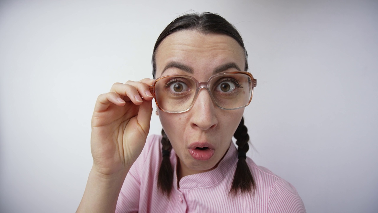 惊讶的书呆子女人戴着眼镜视频素材