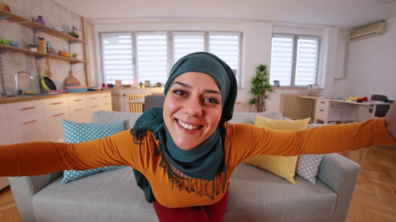 有趣的穆斯林妇女视频素材