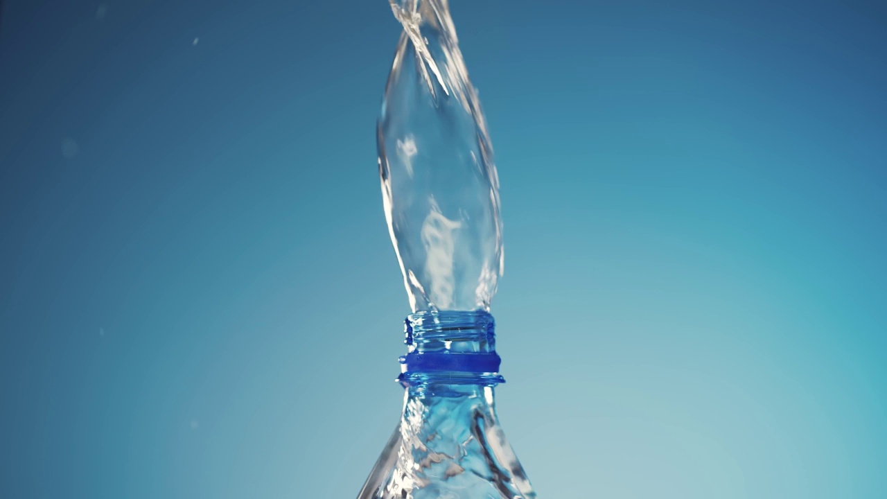倒进塑料瓶的水视频素材