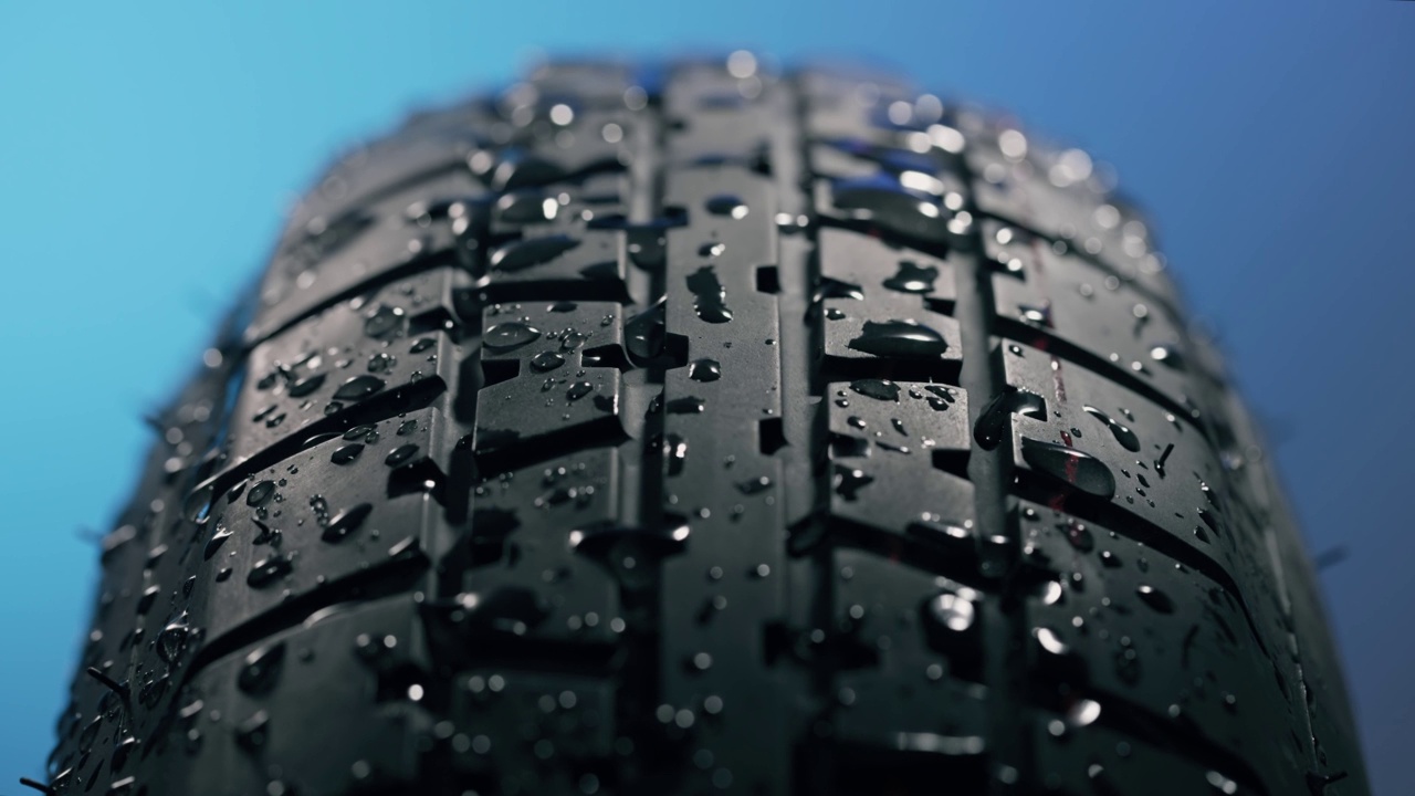 雨水滴在汽车轮胎上视频素材