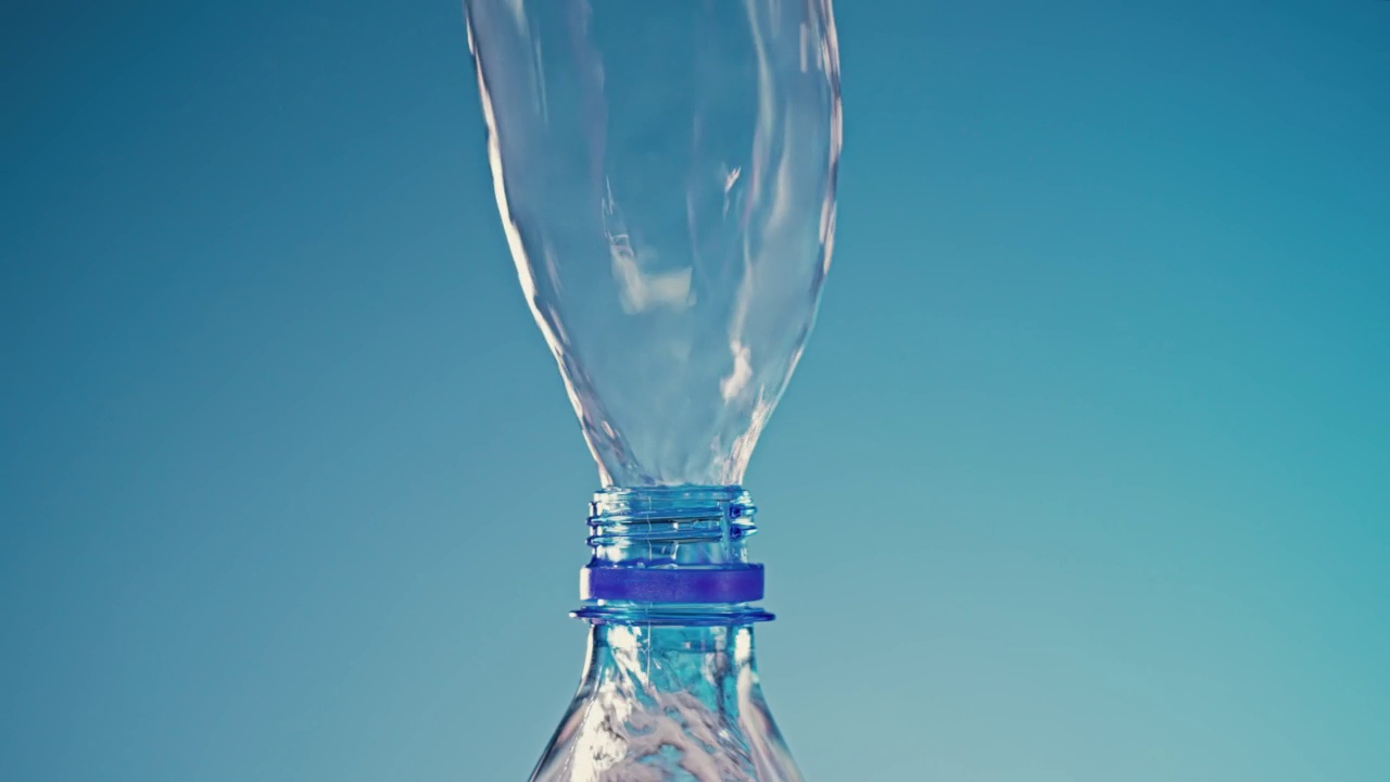 水从倒立的瓶子里倒出来视频下载