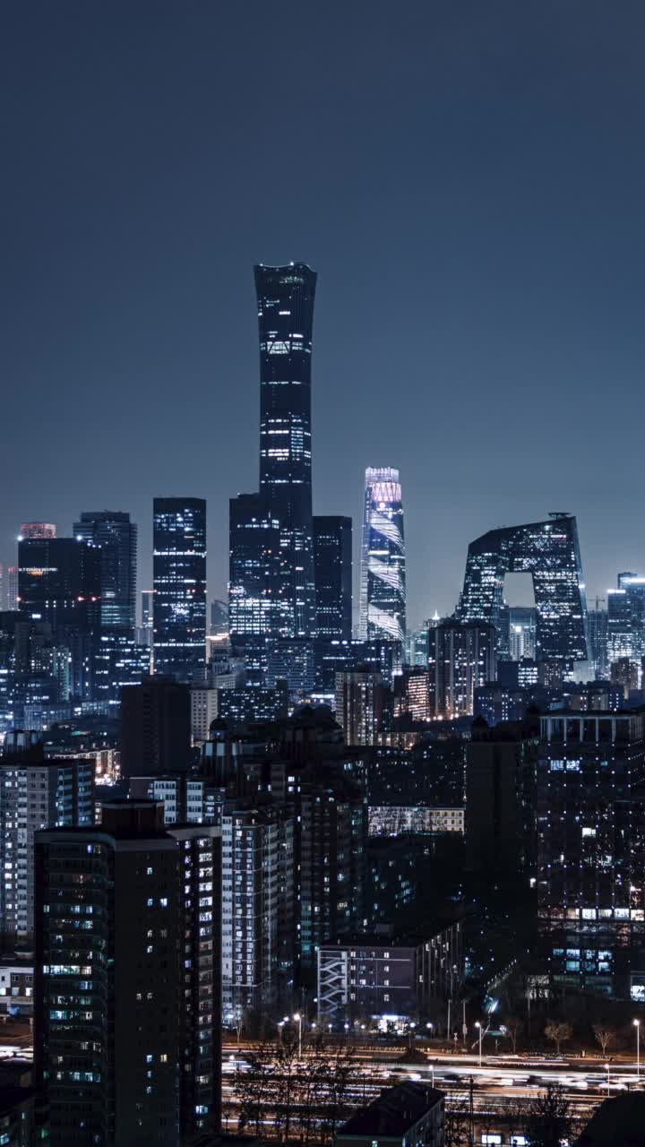 鸟瞰夜晚的北京天际线和市中心/北京，中国视频下载