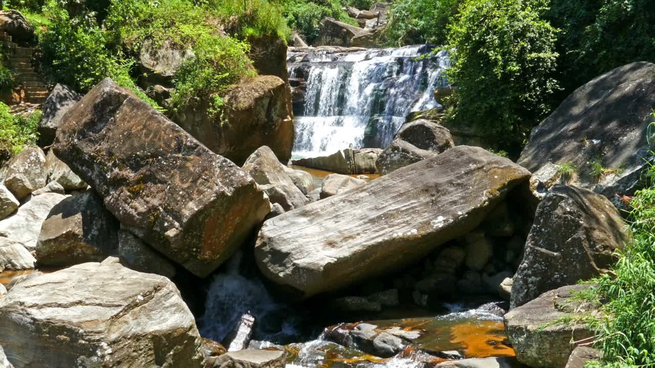斯里兰卡的森林瀑布视频素材