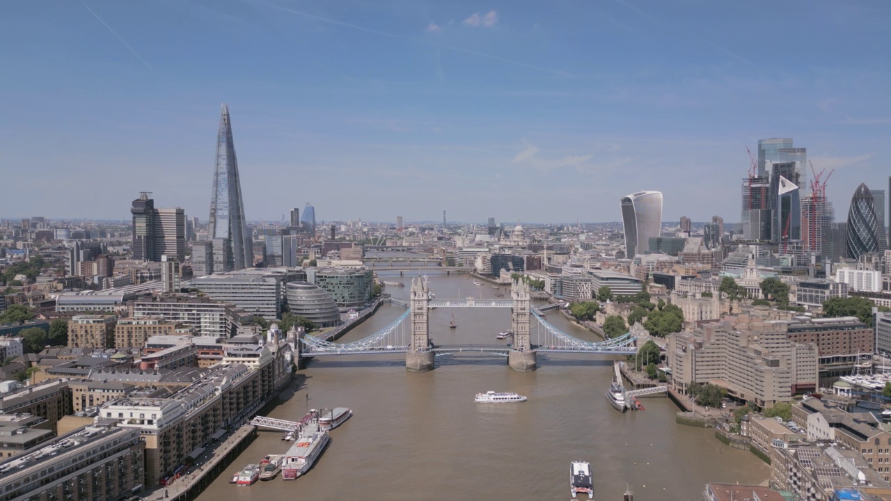 伦敦塔桥、泰晤士河和碎片大厦的经典景观视频素材