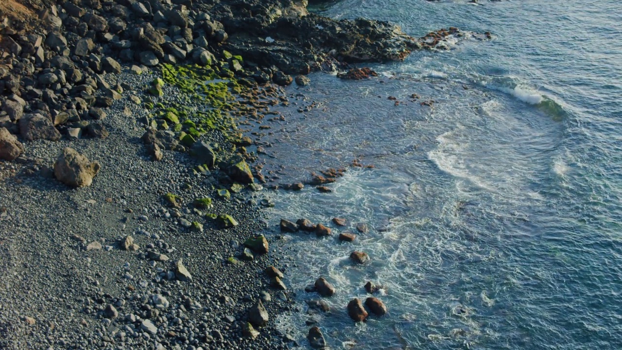 西班牙，加那利群岛，特内里费岛，大西洋的狂野海滩，黑色的石头。没有人。绿藻。视频素材