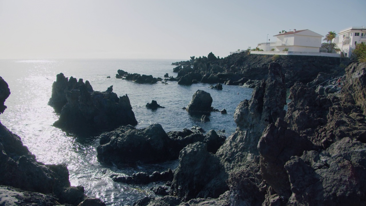 Alcala,西班牙特内里费。岩石火山海岸，日落，旅行和休息的完美地方。永恒的自然之美。视频素材