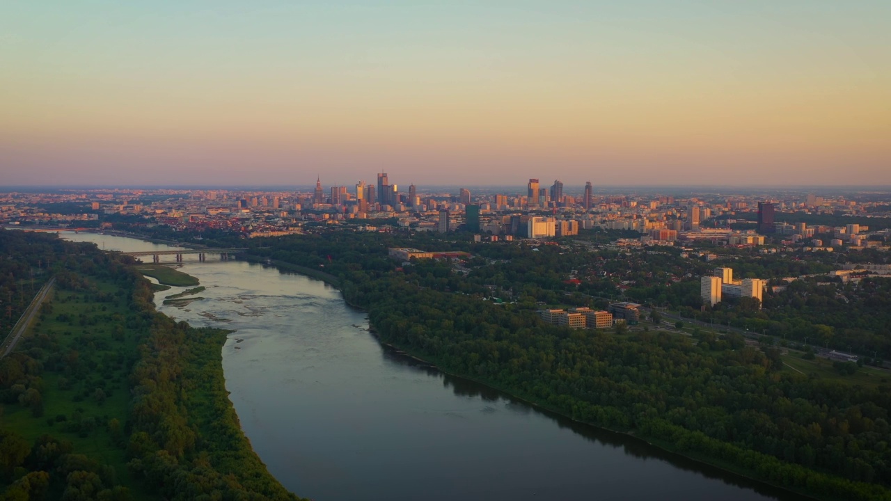 俯瞰华沙和维斯瓦河。无人驾驶飞机射击。视频素材