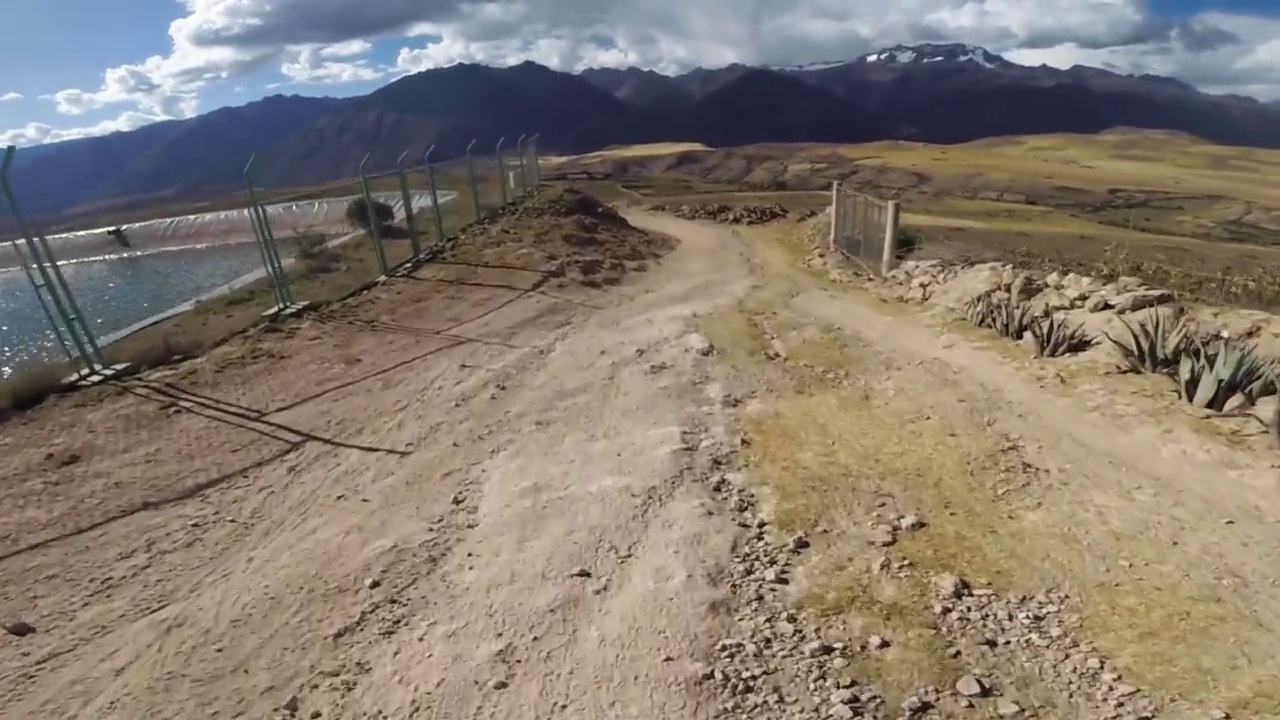 在秘鲁的库斯科山脉骑山地自行车。视频素材