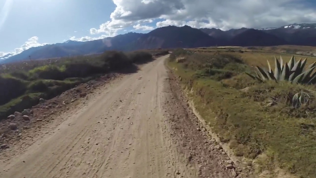 在秘鲁的库斯科山脉骑山地自行车。视频素材