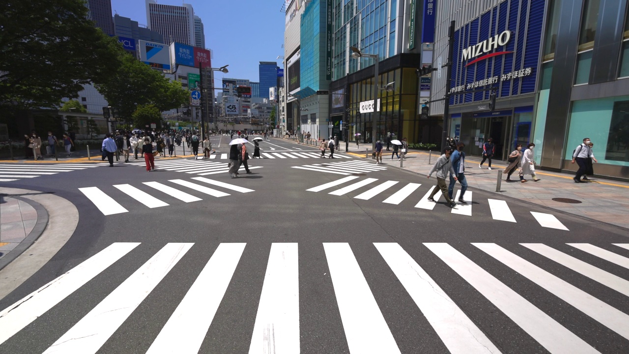 在日本东京新宿车站东出口的紧急十字路口，人们来来往往视频素材