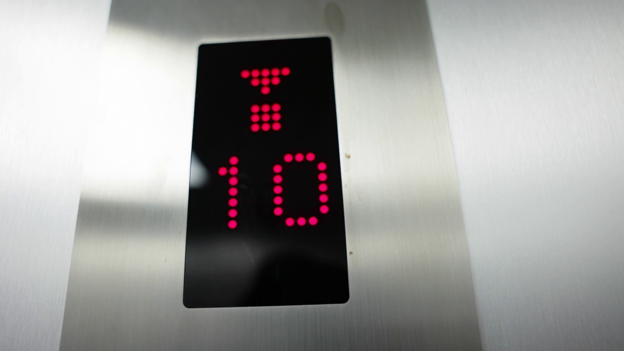 现代大厦电梯向上箭头和楼层数。电子液晶显示器。监控面板显示数字和上下签名。视频下载