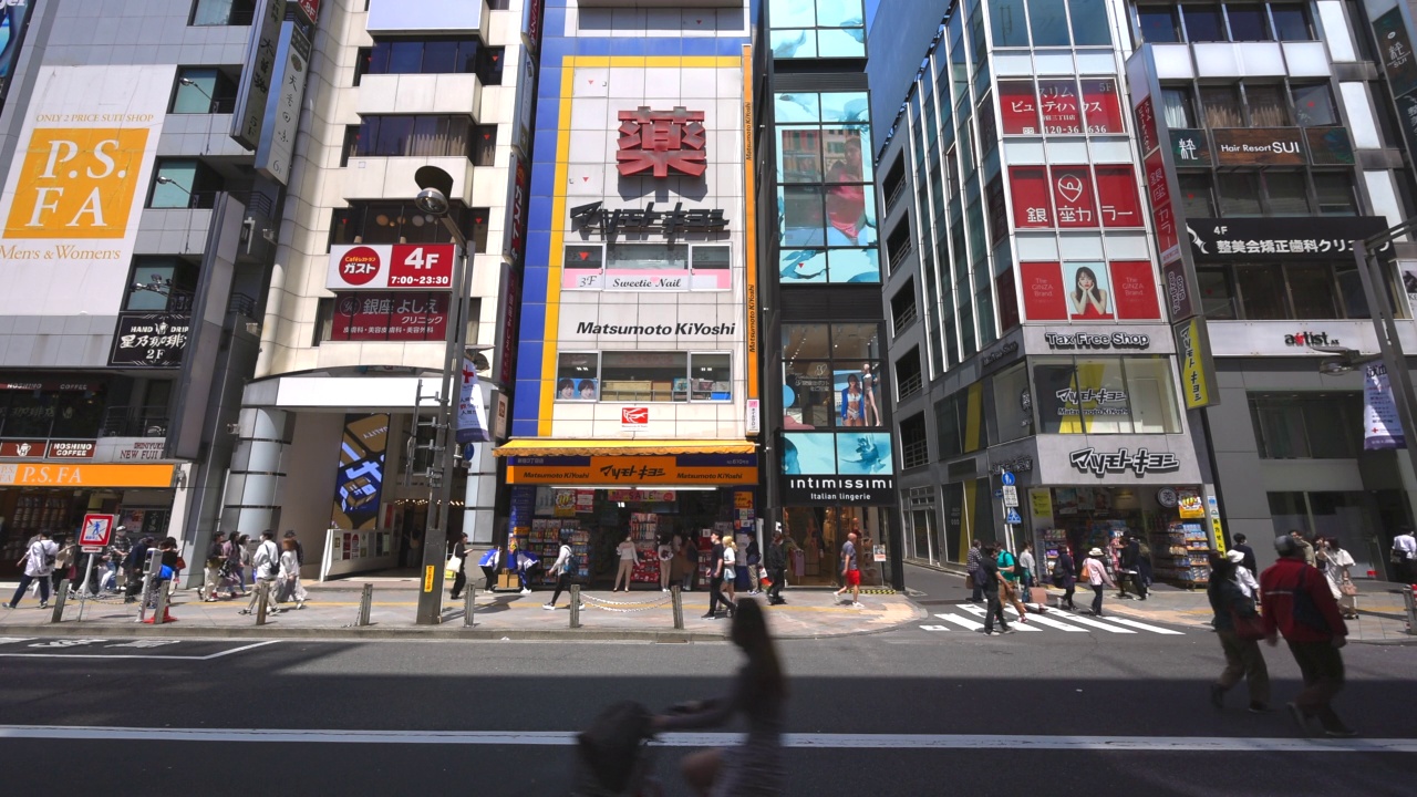 在日本东京新宿，人们走在新宿大道上。视频素材