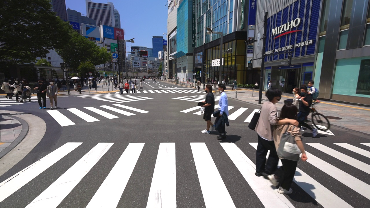 在日本东京新宿车站东出口的紧急十字路口，人们来来往往视频素材