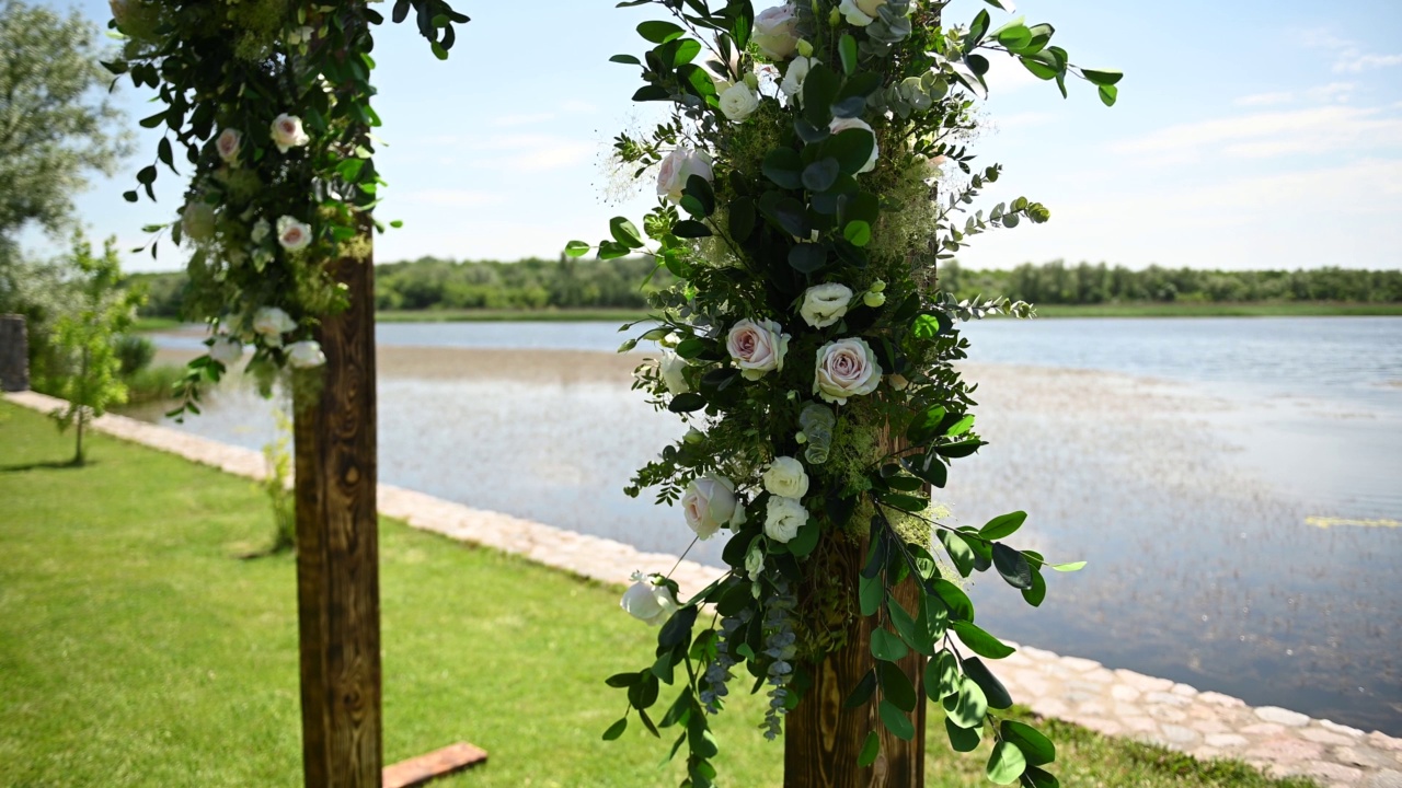 婚礼拱门和木椅的背景是美丽的河流。夏天的一天视频素材