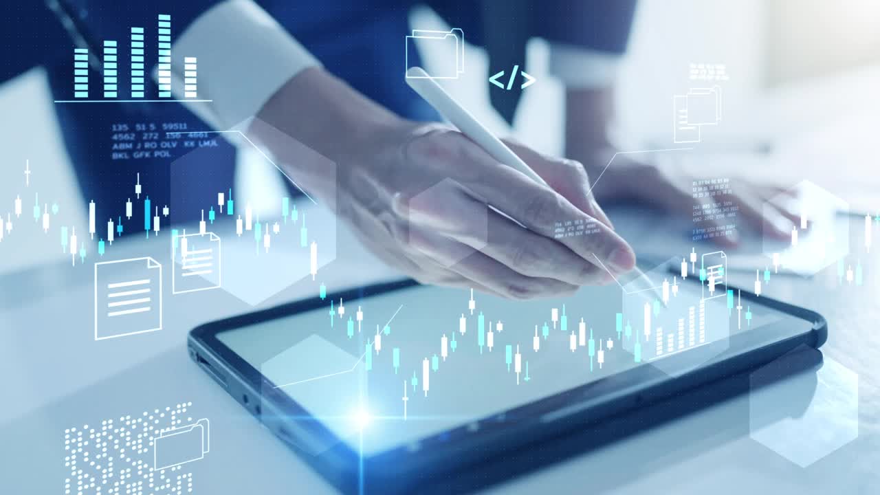 全球金融业务加密证券交易价格数据图图表，金融数据分析业务后台。用平板电脑在屏幕上写字的人视频素材