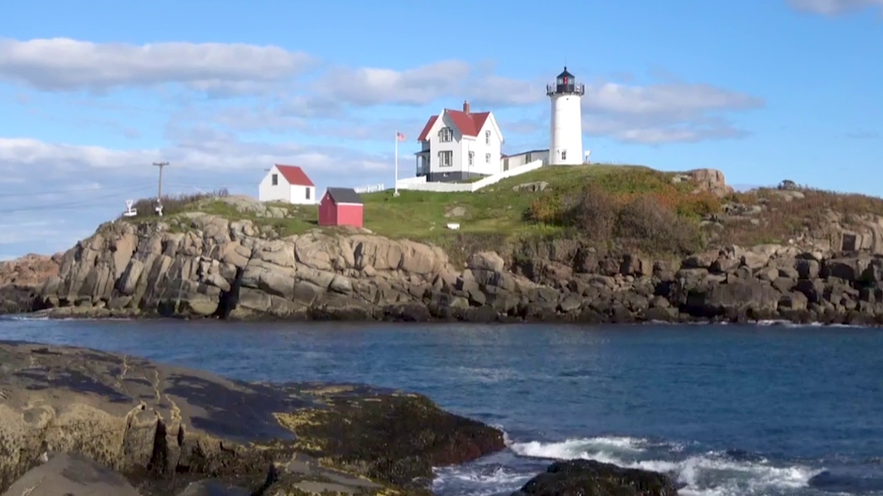 美国缅因州海岸的Nubble Point灯塔视频素材