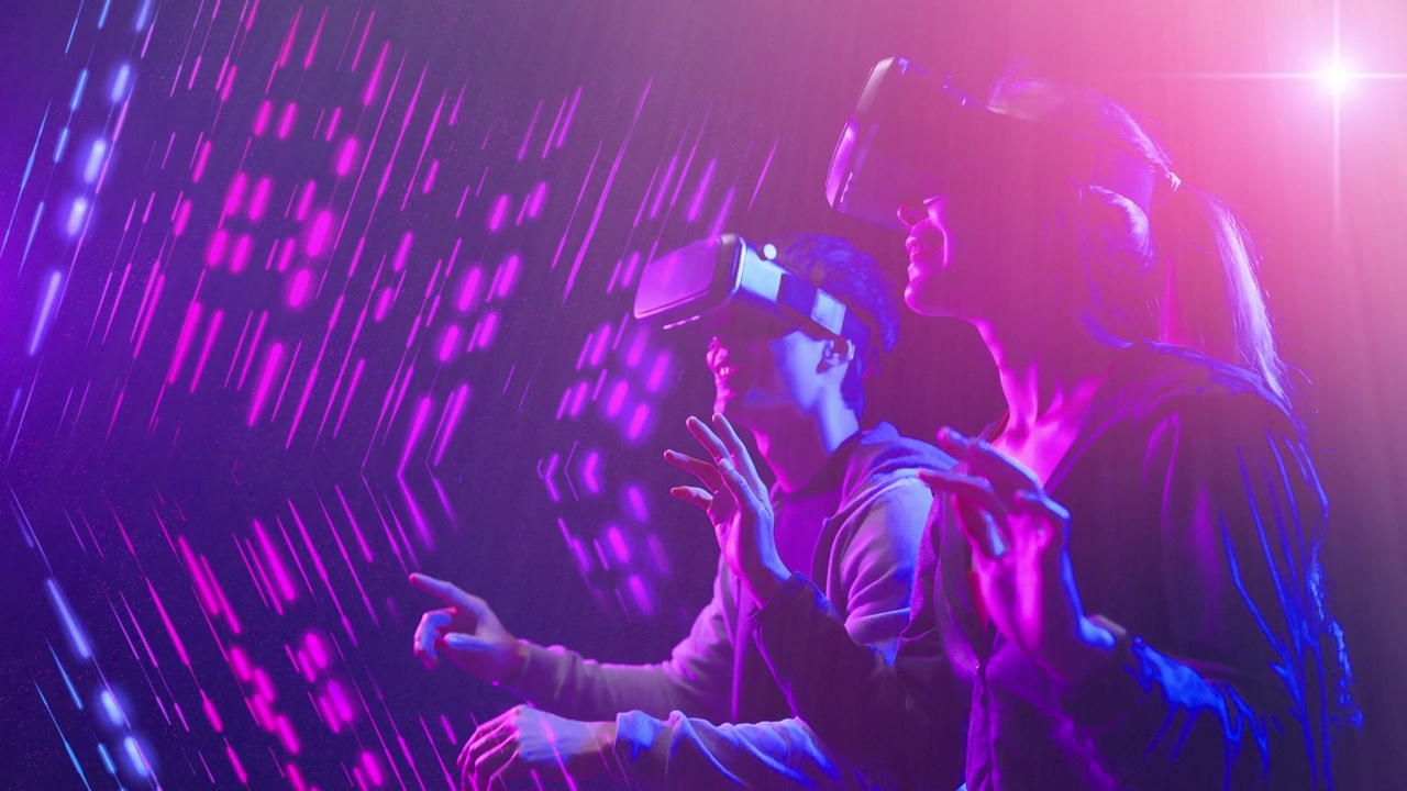 超宇宙数码世界网络空间未来技术，男女穿着VR谷歌虚拟现实游戏玩霓虹未来背景视频素材
