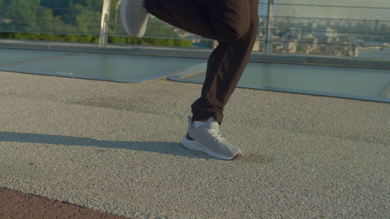 穿着运动鞋在户外跳绳的男性腿部特写视频素材