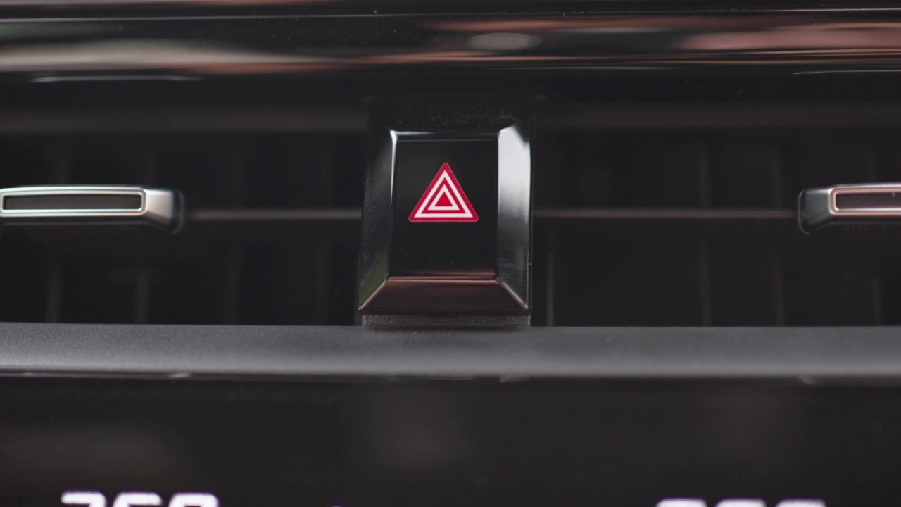 人的食指按下汽车仪表板的危险灯按钮视频素材