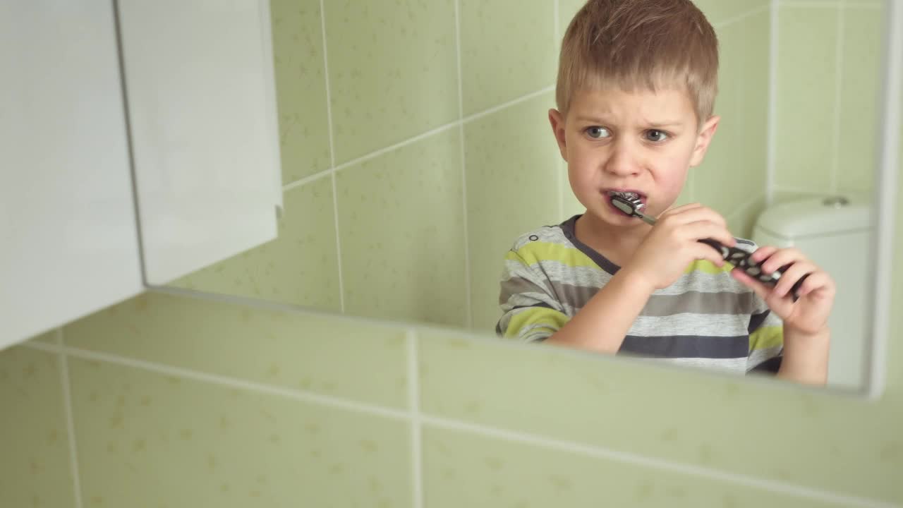 小男孩正在刷牙视频素材