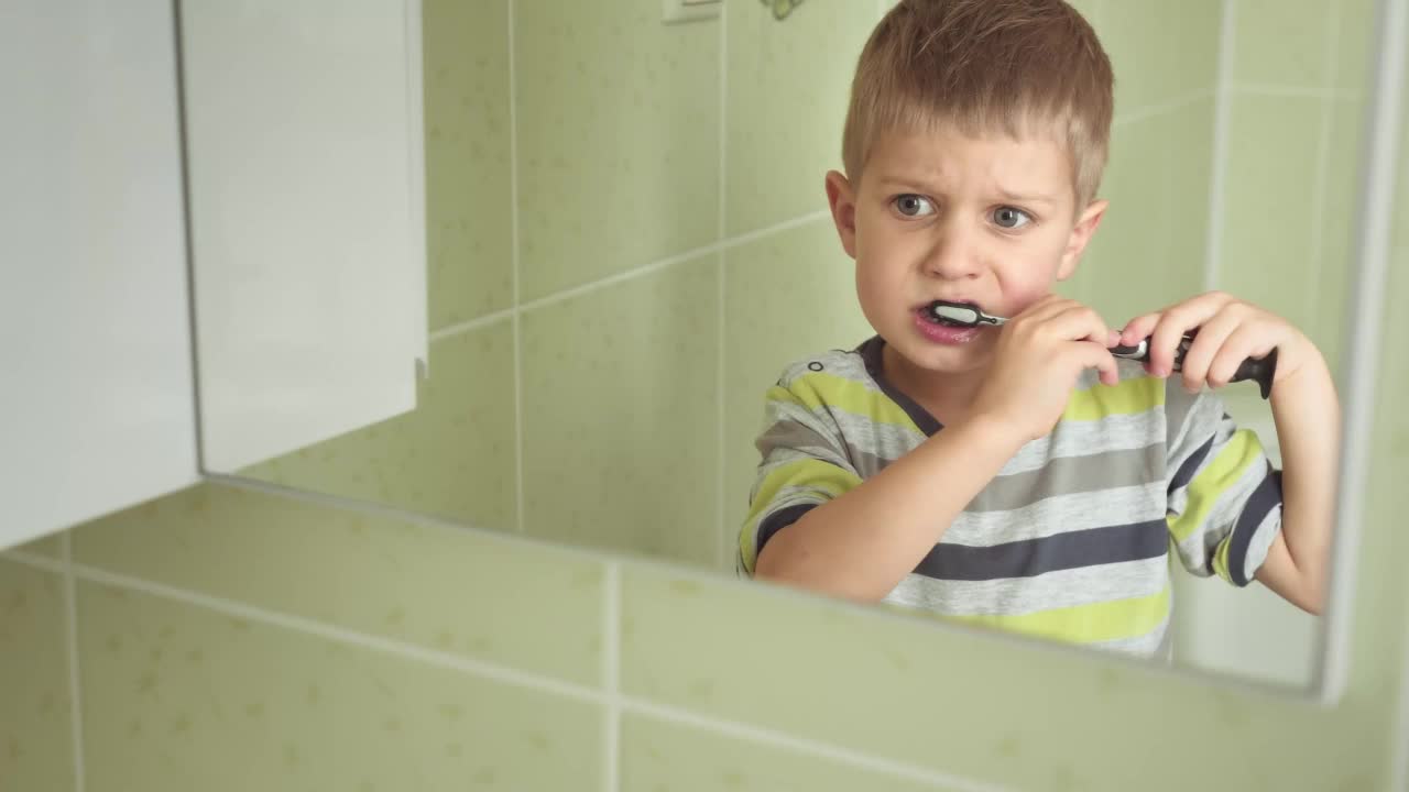 小男孩正在刷牙视频素材