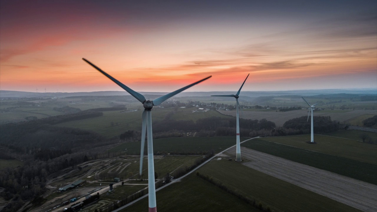 风力涡轮机生产可再生能源-航拍视频素材