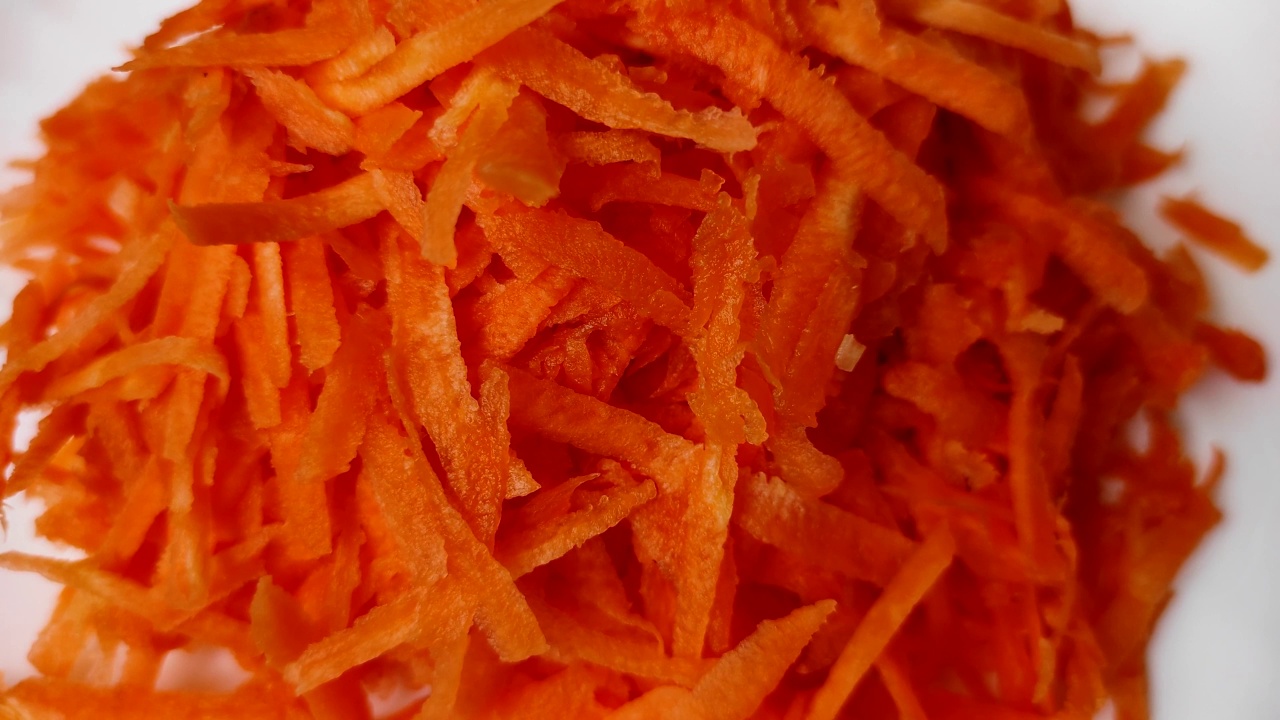 磨碎的胡萝卜在盘子里慢慢旋转，stock footage。视频素材