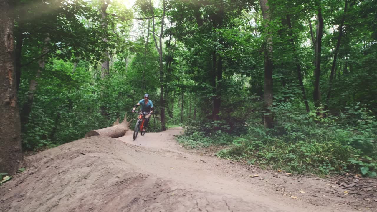 骑自行车的人在森林公路上骑自行车视频素材