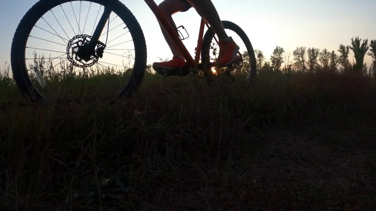 一个人在夕阳下骑自行车视频素材