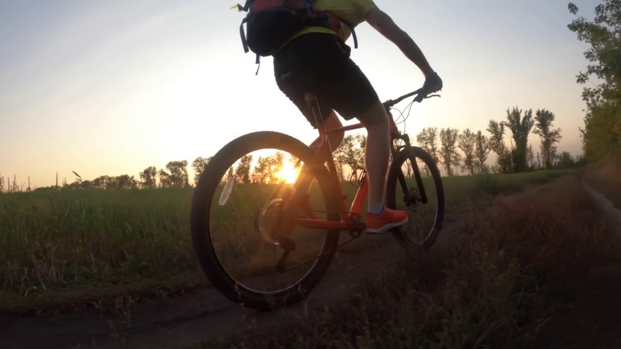 一个人在夕阳下骑自行车视频素材