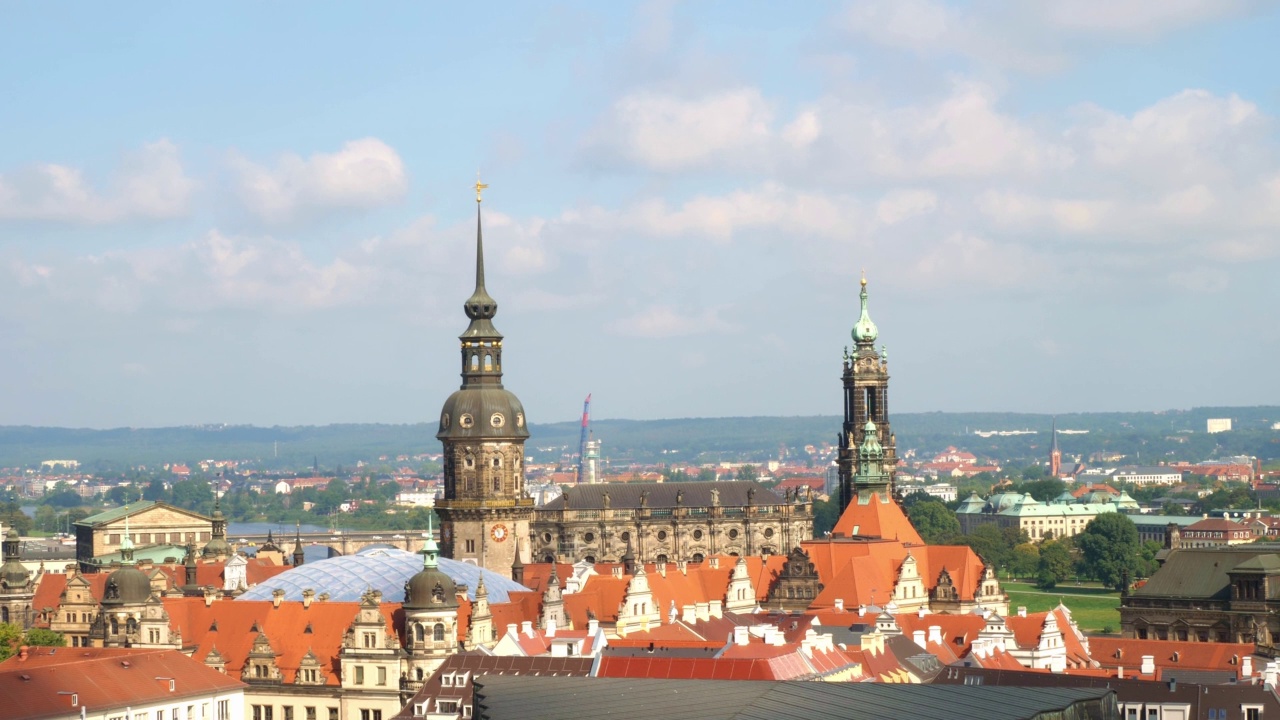 从德累斯顿鸟瞰图到德累斯顿城堡或皇家宫殿和大教堂。旅游和城市观光。地标，欧洲旅游指南。德国德累斯顿的圣母教堂视频素材