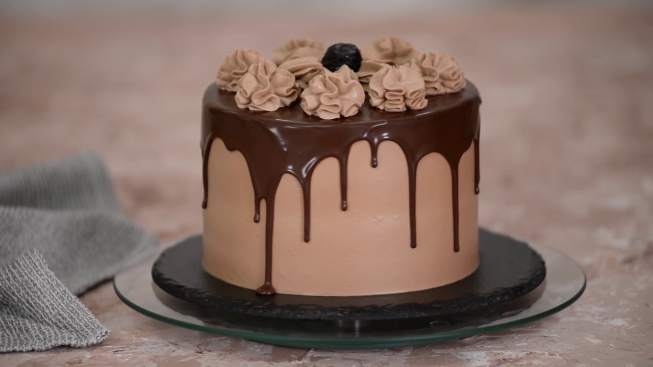 旋转支架上有釉巧克力蛋糕。特写镜头。视频下载