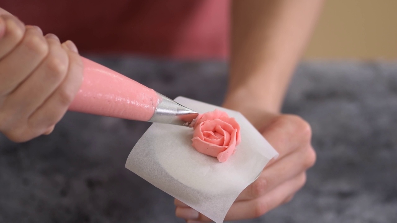 在家做粉色奶油糖霜玫瑰。糖果商用奶油做花。视频下载