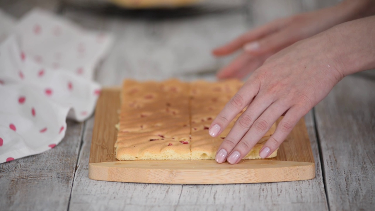 糕点师用菜刀切海绵蛋糕层。视频下载