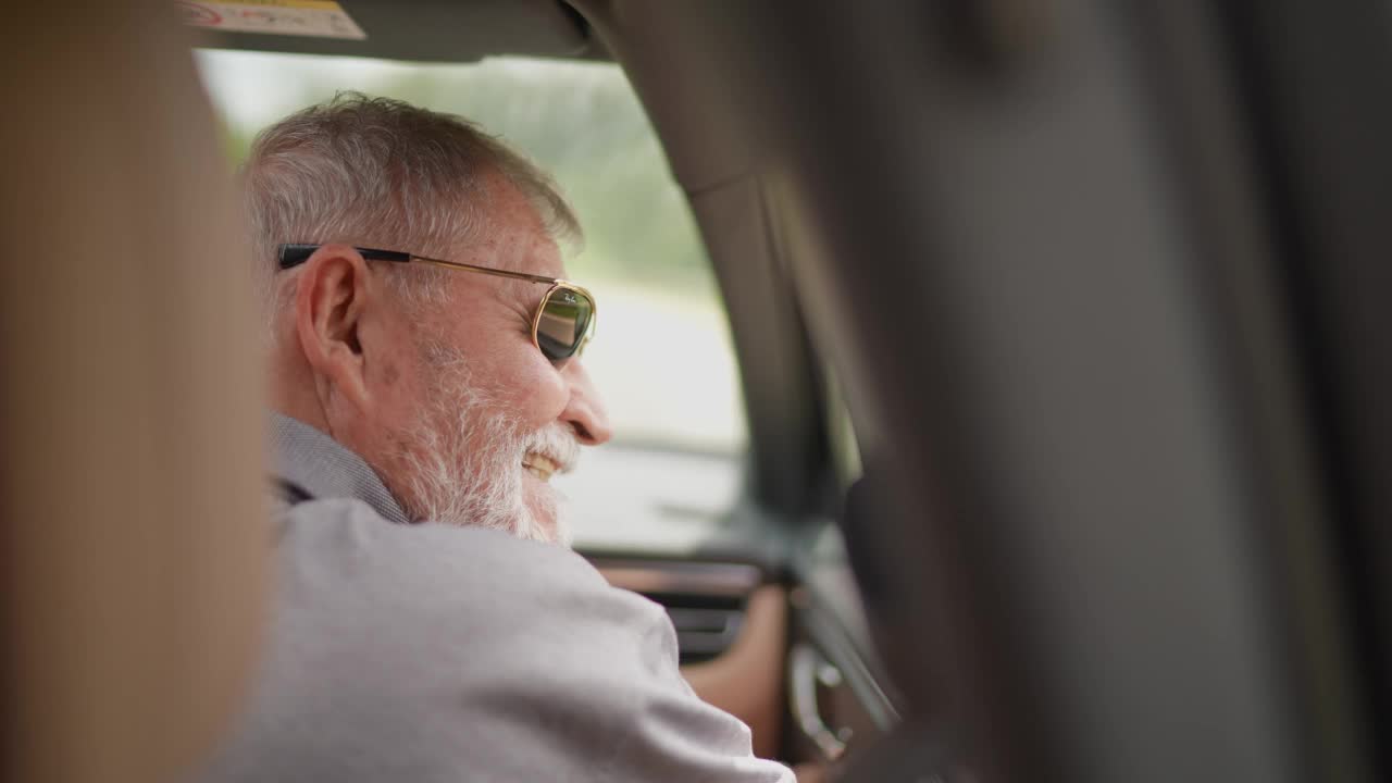老男人在汽车上看风景在公路旅行视频素材