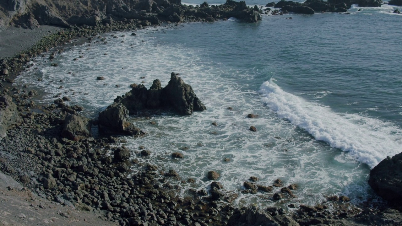 西班牙，加那利群岛，特内里费岛的南海岸，大西洋的黑石头火山海滩视频素材