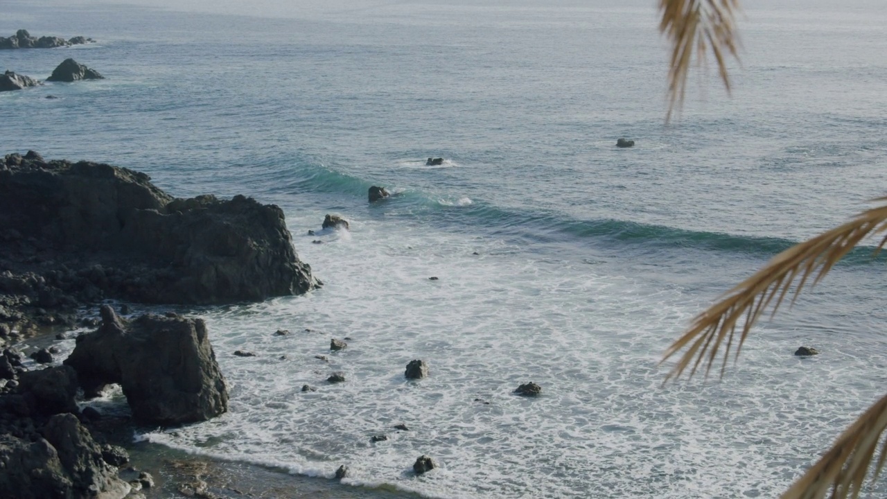 西班牙加那利群岛特内里费岛南岸大西洋火山海滩的黑色石头视频素材