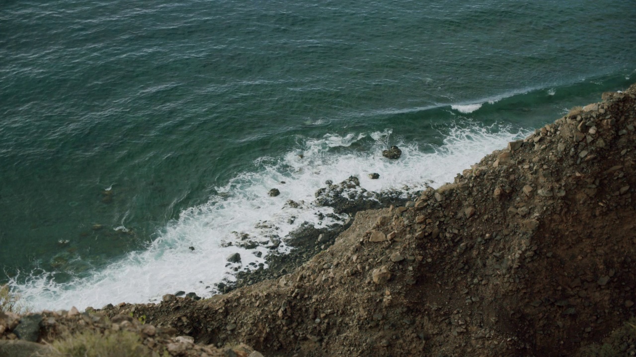 洛斯巨人，特内里费，加那利群岛，西班牙。火山岩石海滩。从以上观点。海浪冲击着火山海岸。视频素材